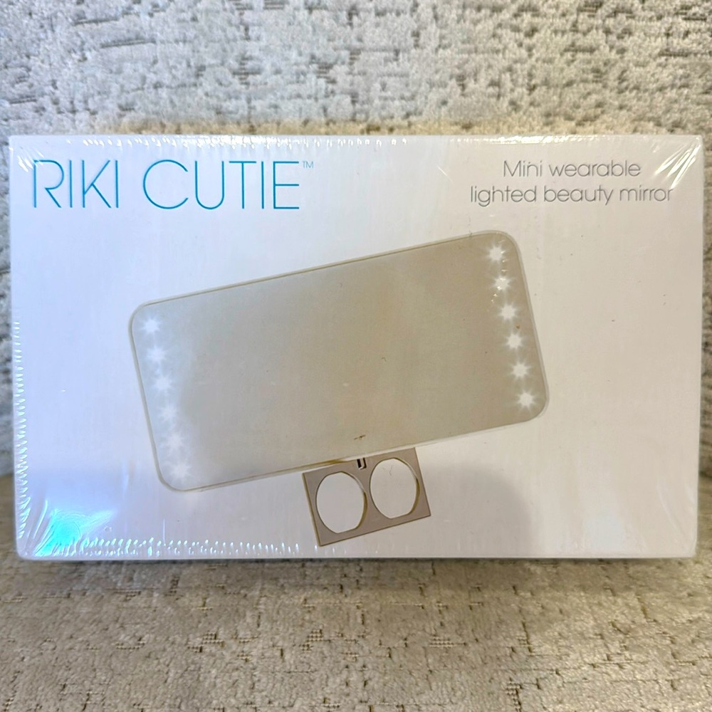 BRAND NEW Riki Cutie Portable Lighted Mirror